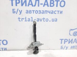 Ограничитель двери задний правый Toyota Corolla E140 2006 (б/у) на Toyota Corolla E140 2006-2012